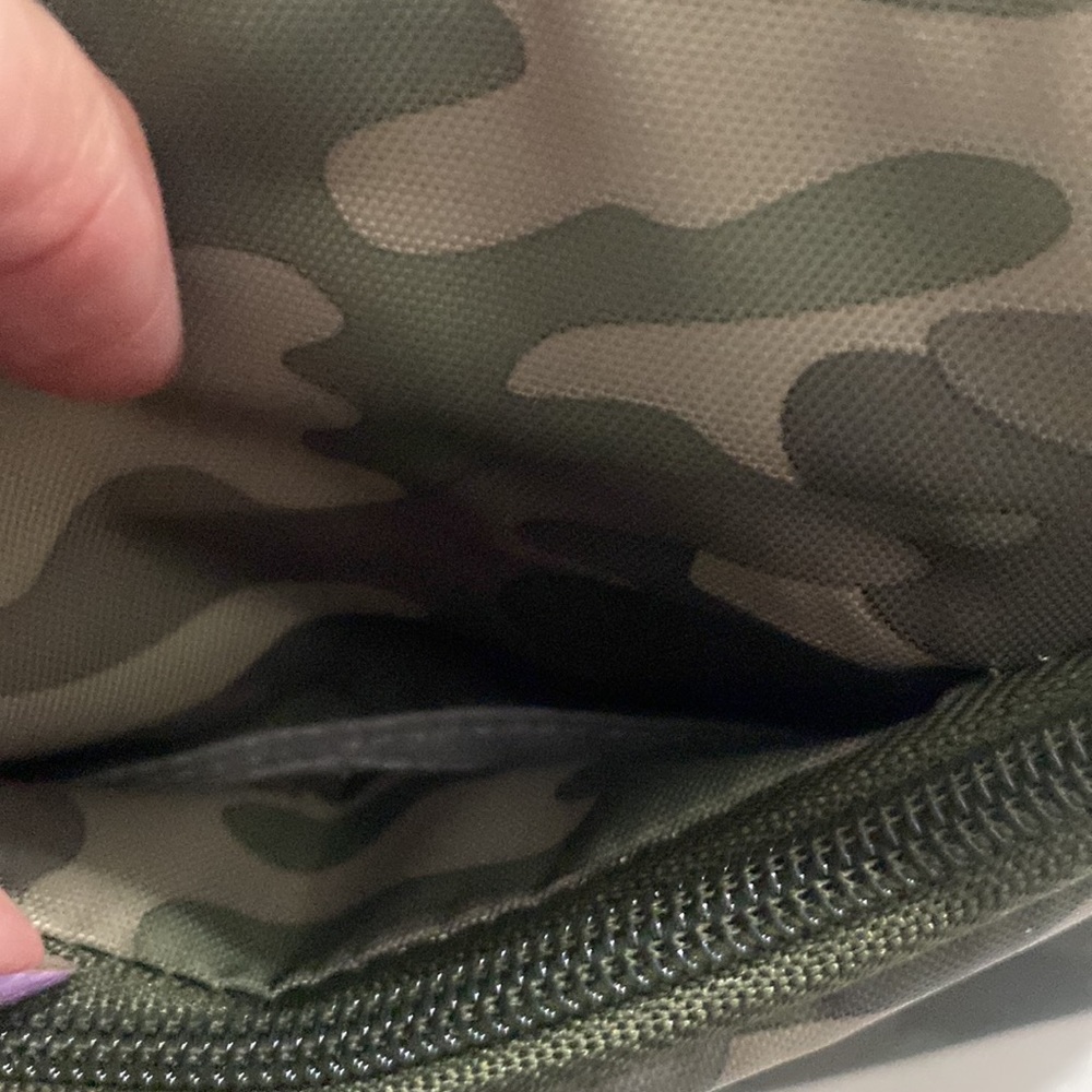 💚🆕Baggallini Joey Large Crossbody, Camo Olive Green - Picture 4 of 8